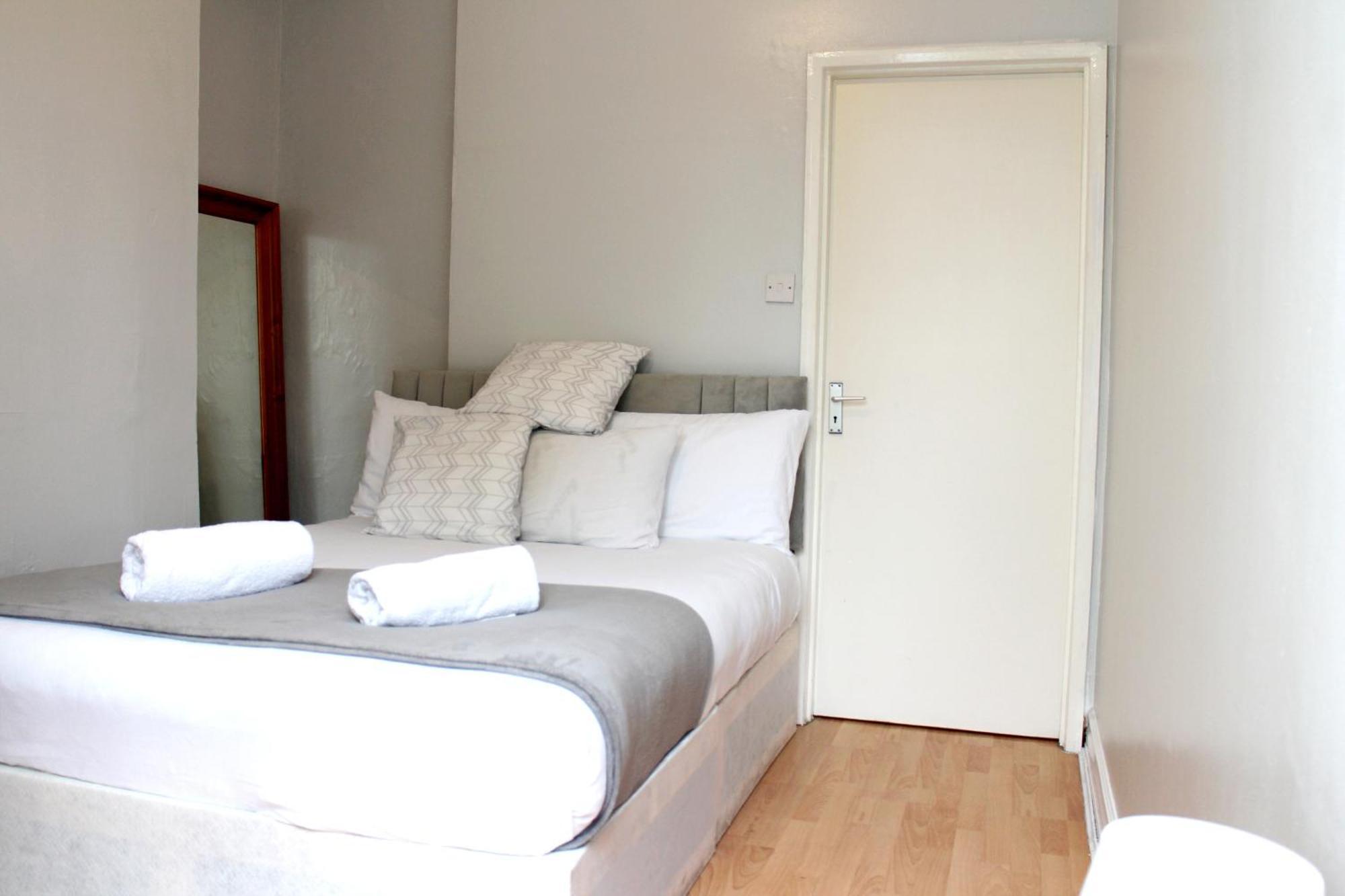 Large Garden Apartment On Golders Green High Road ลอนดอน ภายนอก รูปภาพ