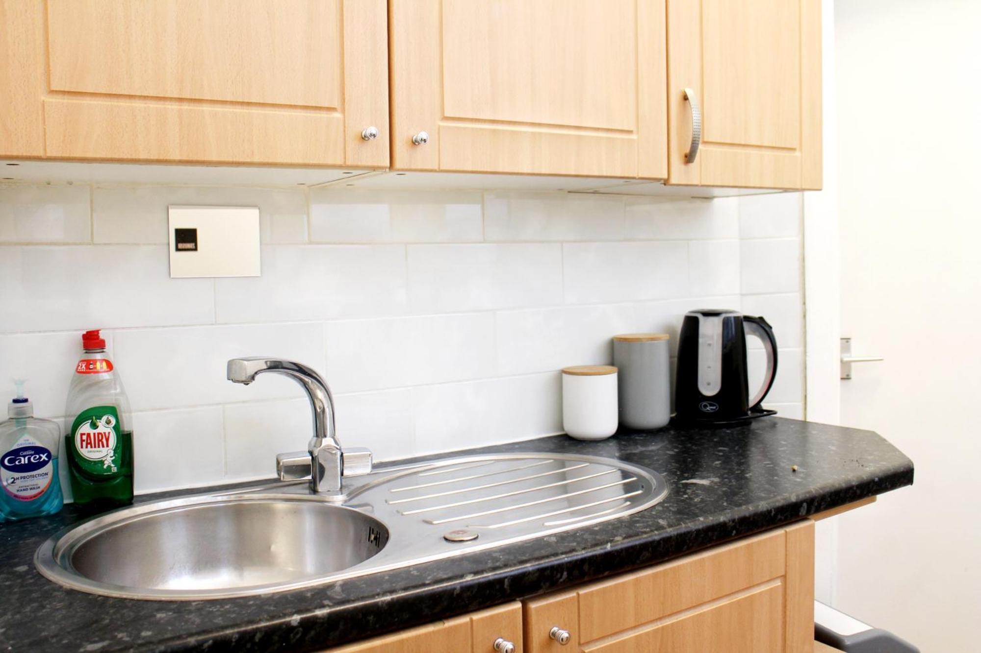 Large Garden Apartment On Golders Green High Road ลอนดอน ภายนอก รูปภาพ