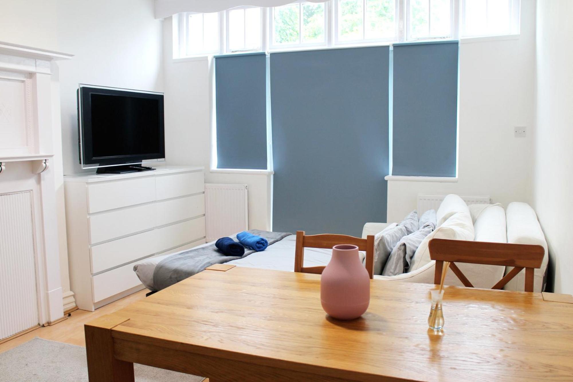 Large Garden Apartment On Golders Green High Road ลอนดอน ภายนอก รูปภาพ