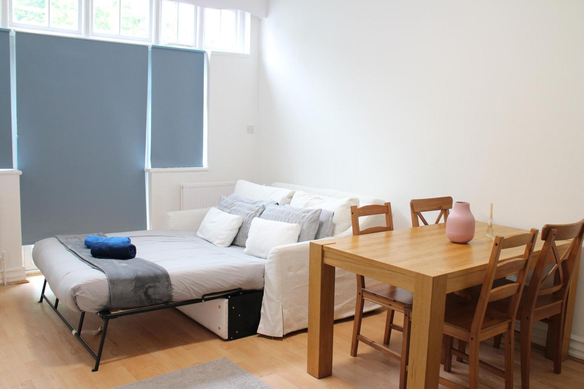 Large Garden Apartment On Golders Green High Road ลอนดอน ภายนอก รูปภาพ