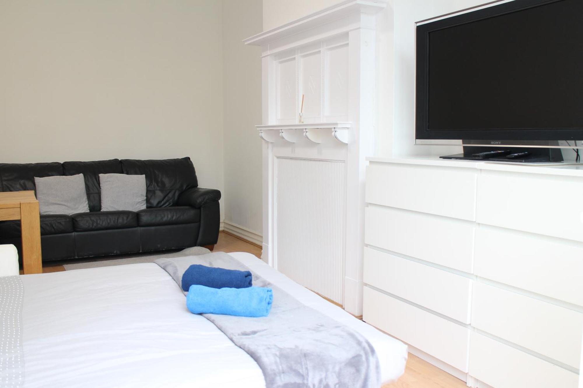 Large Garden Apartment On Golders Green High Road ลอนดอน ภายนอก รูปภาพ