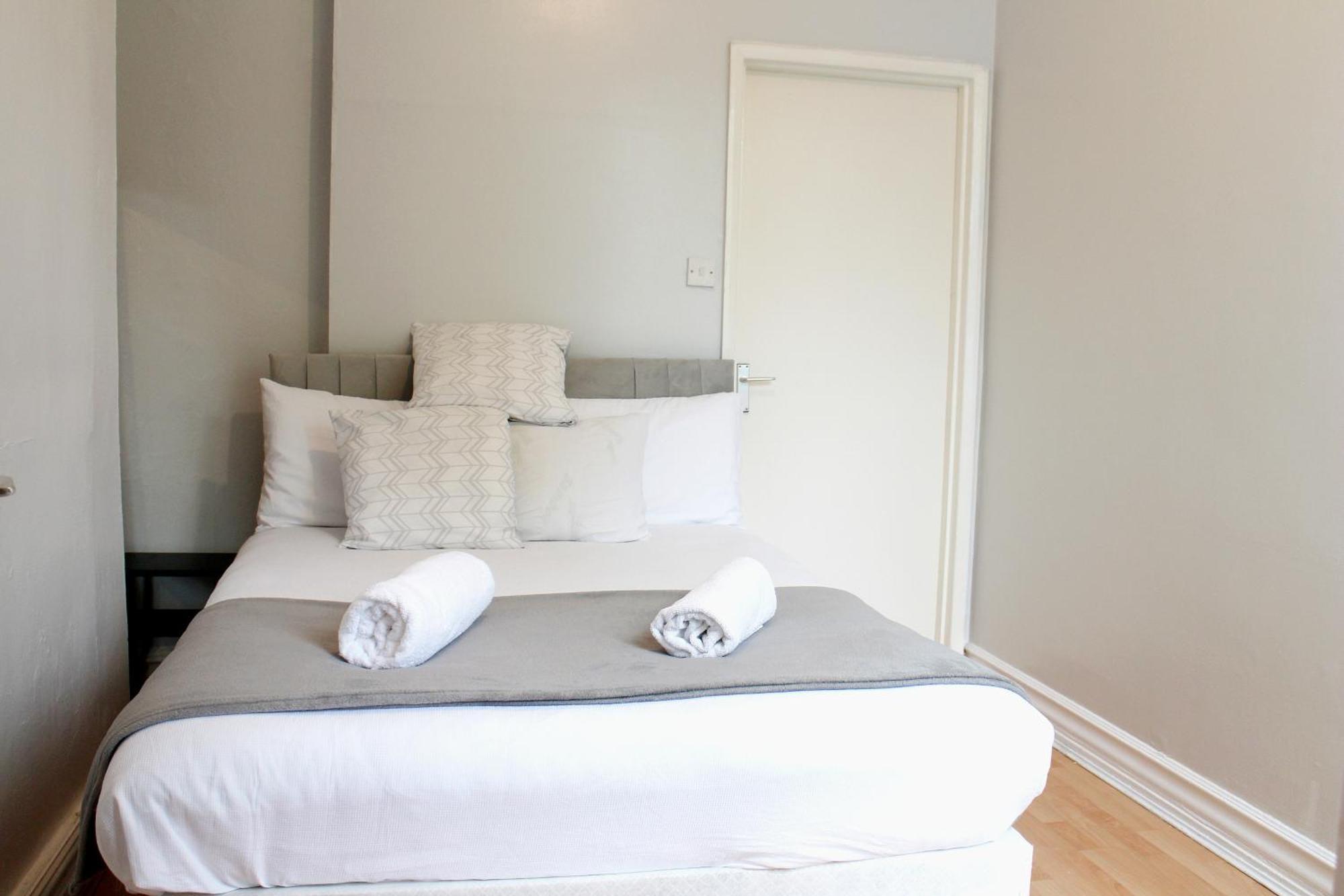 Large Garden Apartment On Golders Green High Road ลอนดอน ภายนอก รูปภาพ