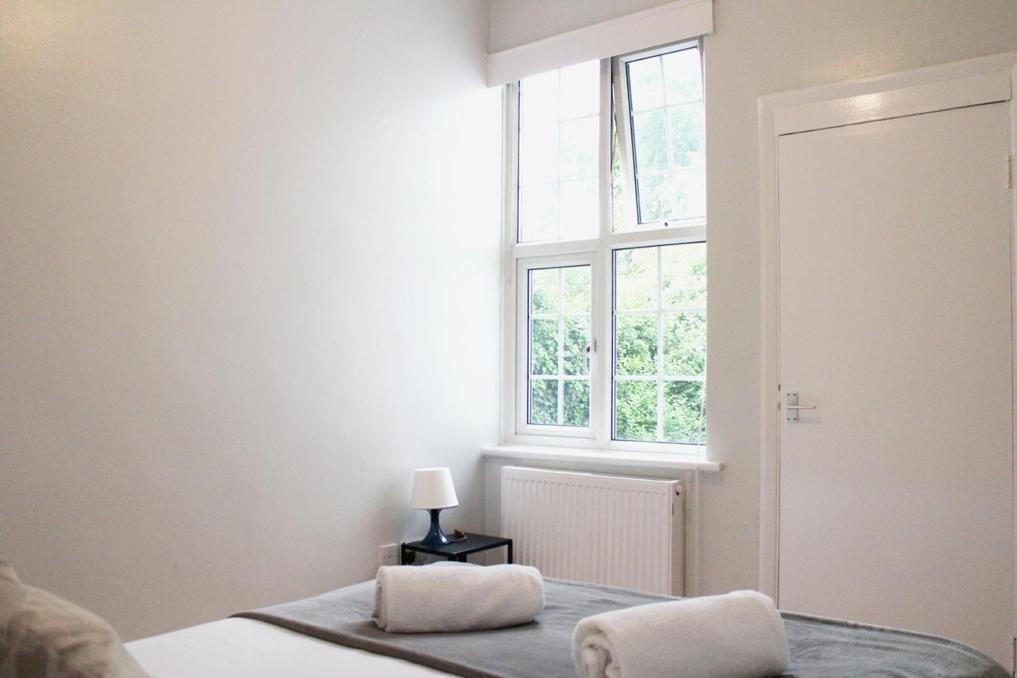 Large Garden Apartment On Golders Green High Road ลอนดอน ภายนอก รูปภาพ